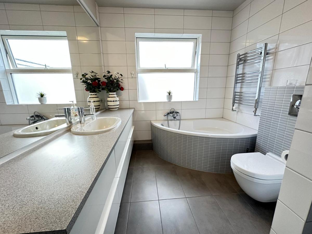 Spacious And Family Friendly Apartment In Kopavogur Reykjavík Kültér fotó